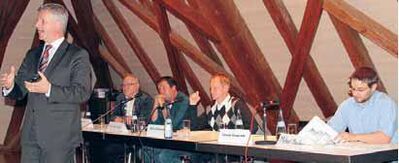 Thomas Knapp (stehend), energiepolitischer Sprecher der SPD Landtagsfraktion